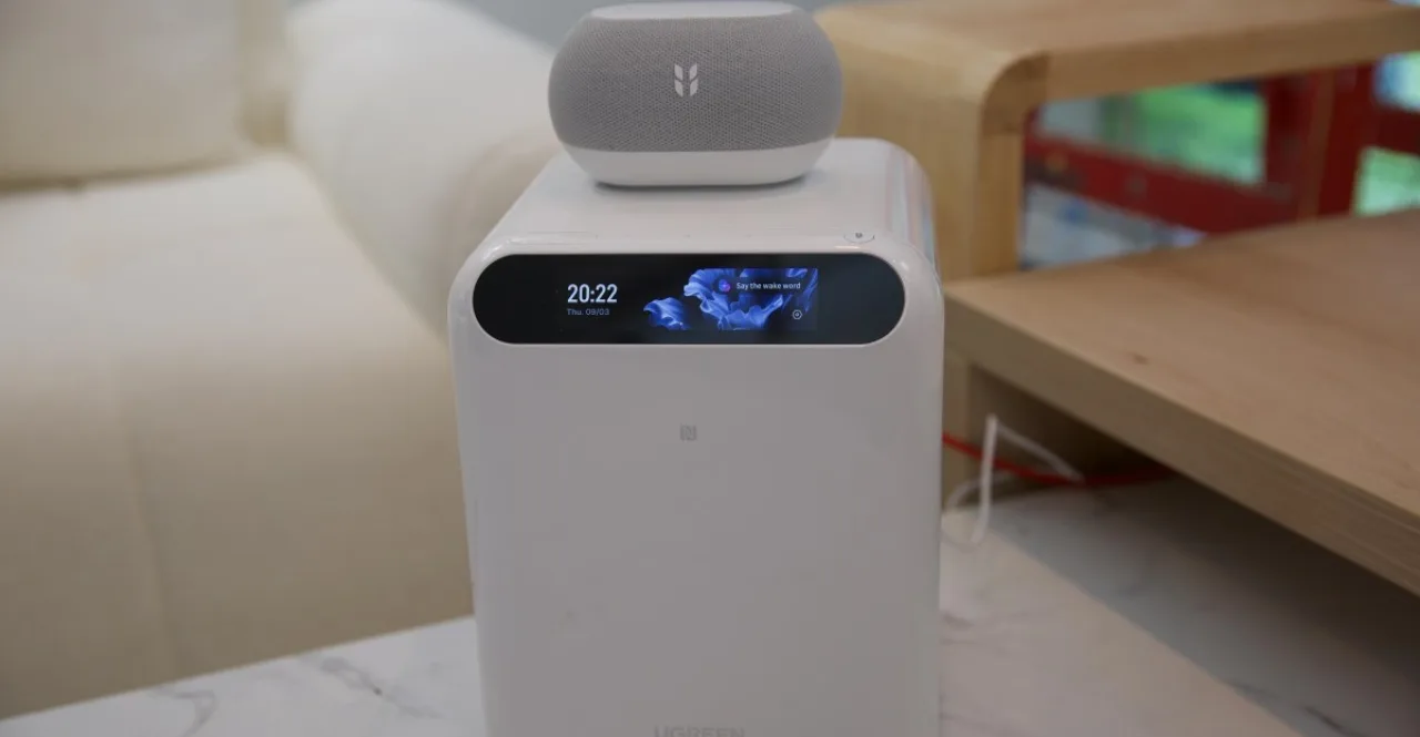 Pessoa medindo batimentos no smartwatch enquanto controla luzes e ar‑condicionado via HomeAgent no sofá