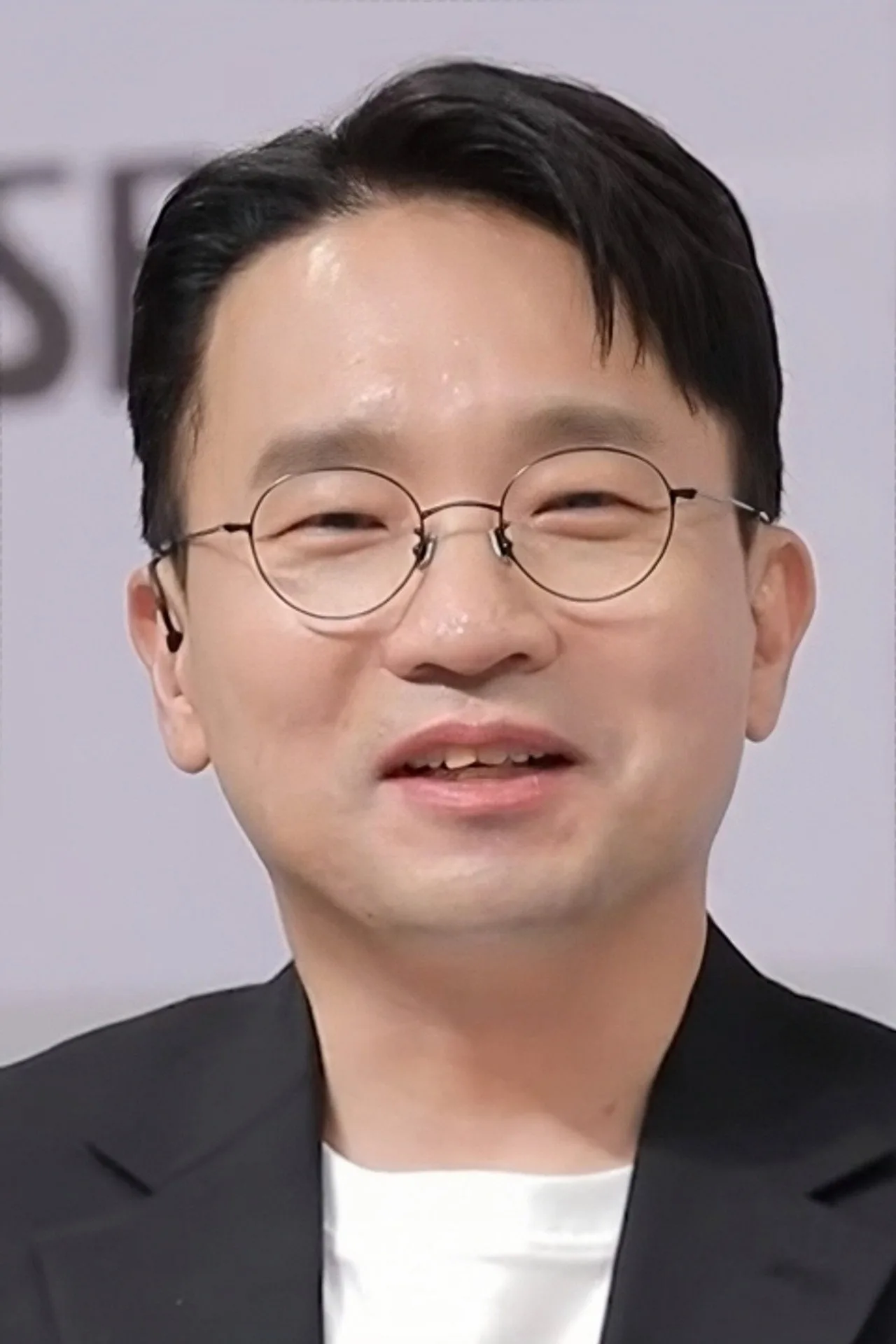 Kim You Jung e Park Jinyoung praticando combate corpo a corpo com sacos de pancada e kettlebells na academia