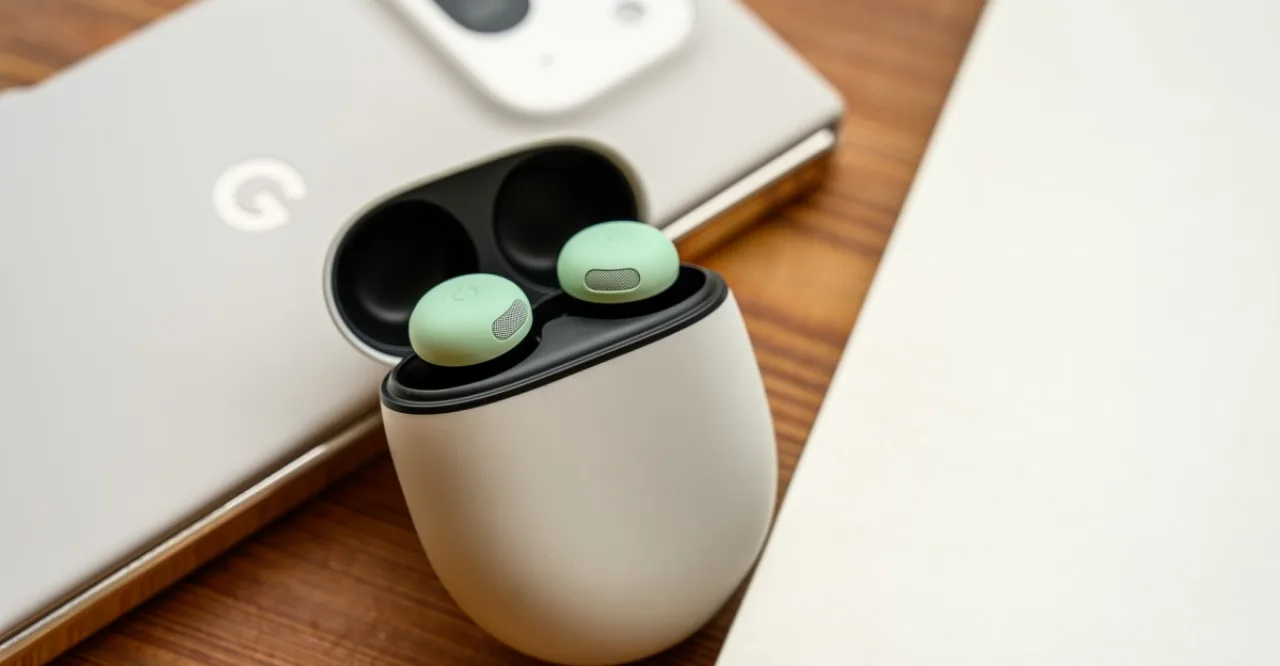 Pixel Watch no pulso detecta sono enquanto os Pixel Buds Pro 2 repousam ao lado, com ícones de pausa e silêncio na tela