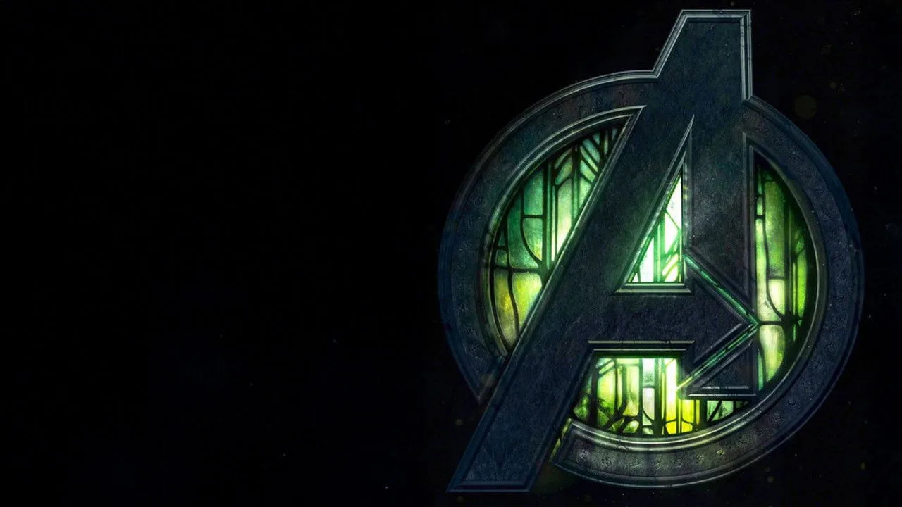 Atleta vestindo camiseta do MCU levanta halteres ao lado de pôsteres dos Vingadores