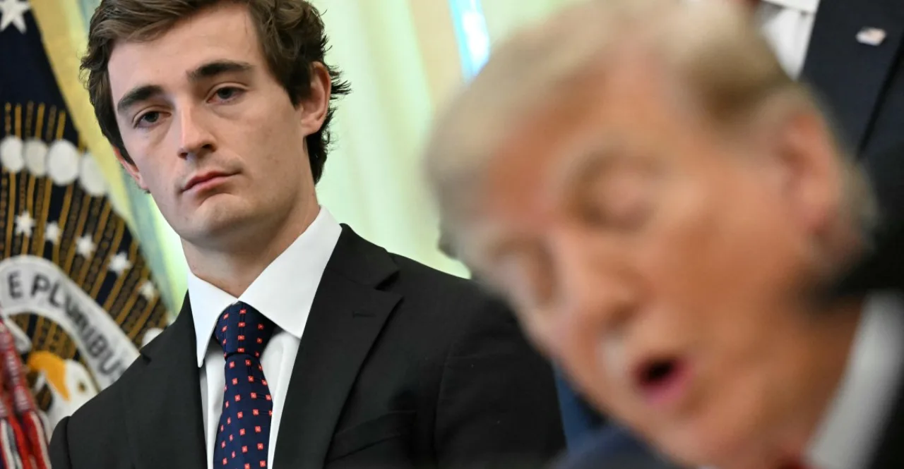 Trump e JD Vance ao lado de Nick Shirley, com maços de dinheiro e banner anunciando $25 mi para denúncias de fraude