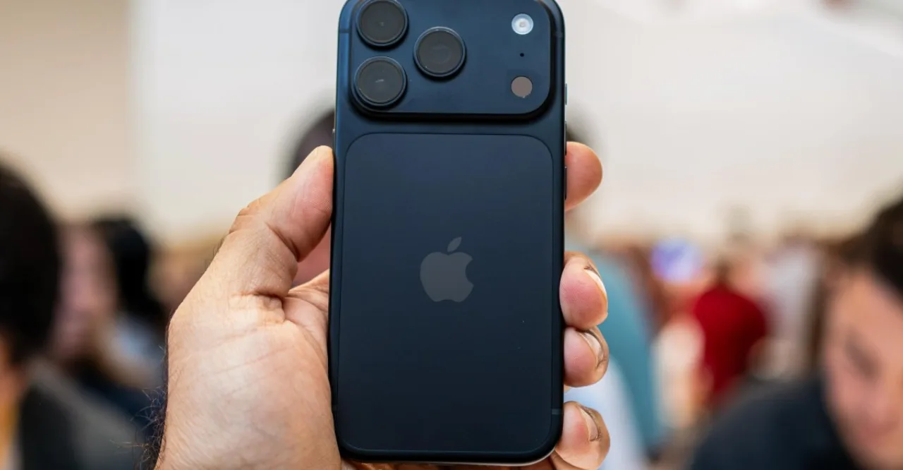 iPhone 18 Pro Max prateado ao lado do logotipo da Apple, com etiqueta de preço $1.299 em destaque