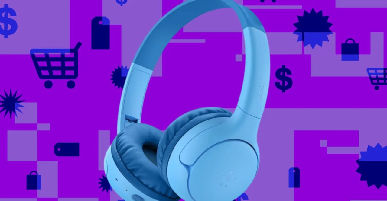Criança de 8 anos correndo na esteira, usando fones Belkin SoundForm Mini 2, ao lado de garrafa d'água e colchonete