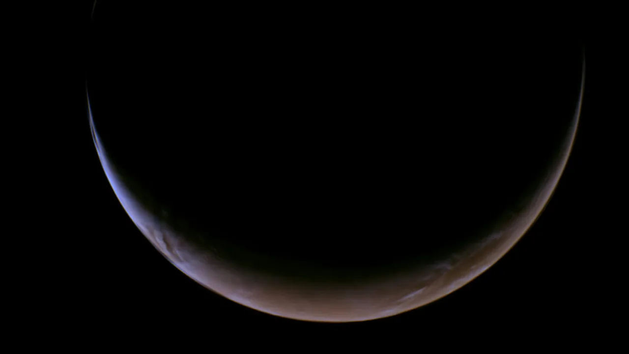 Representação artística da sonda Psyche navegando pelo espaço com Marte ao fundo e painéis solares em destaque