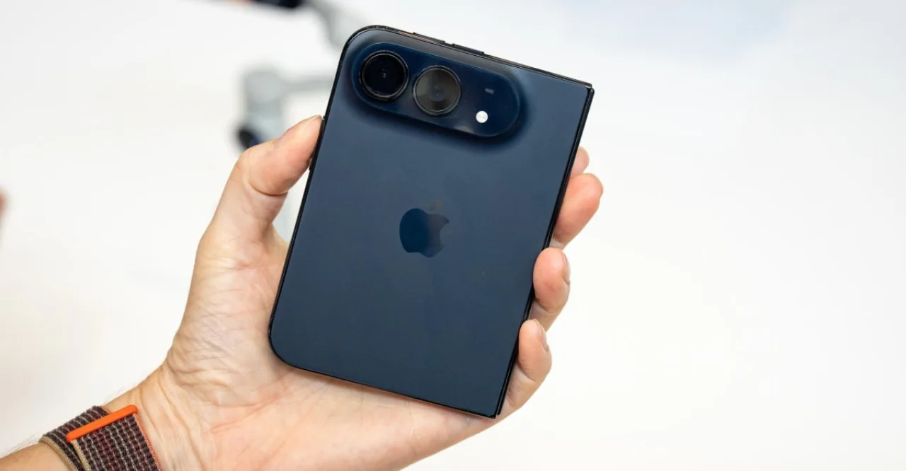 iPhone Duo dobrado, revelando a tela externa de 5,4″ e a interna de 7,6″, com o logotipo da Apple ao fundo