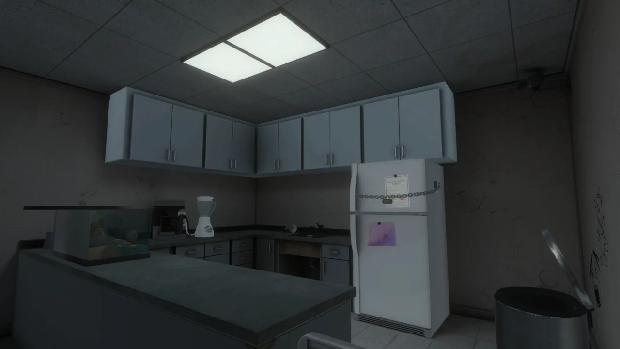 Pessoa jogando videogame em um sofá, cercada por fitas VHS antigas e uma TV de tubo com luz estática perturbadora