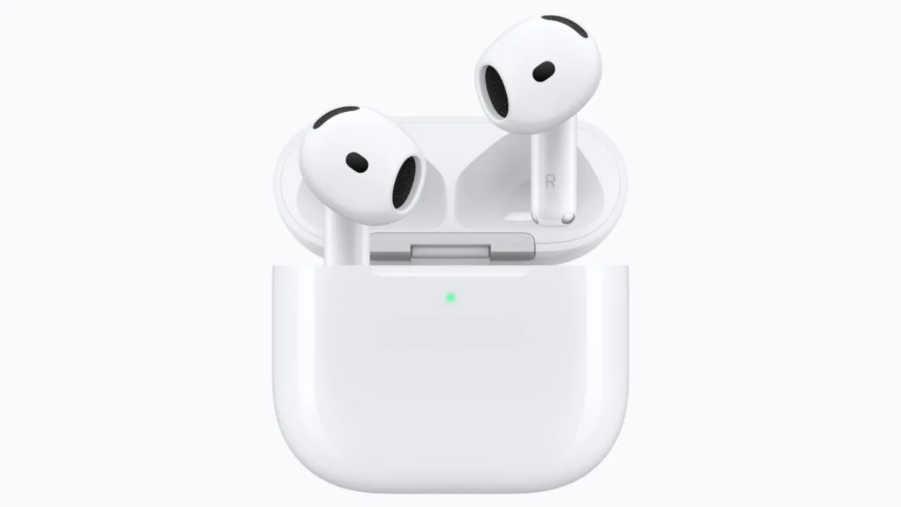 AirPods 5 brancos ao lado do estojo de carregamento, com o logotipo da Apple em destaque sobre fundo escuro