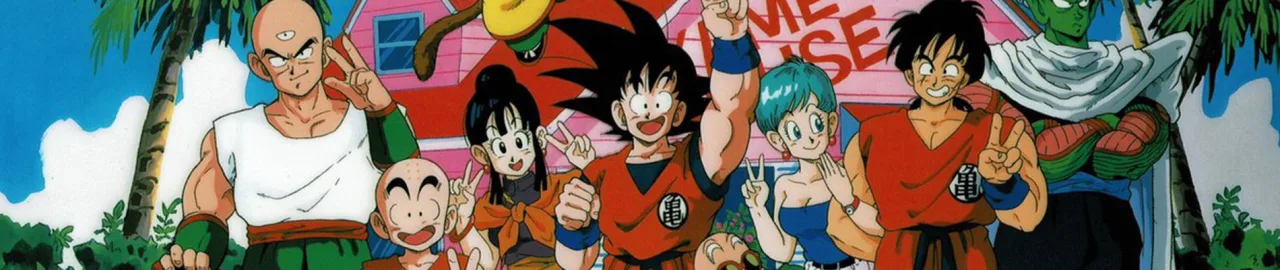 Masako Nozawa sorrindo, vestindo camiseta da linha Goku, segurando boné e bolsa, com pôster de Dragon Ball ao fundo