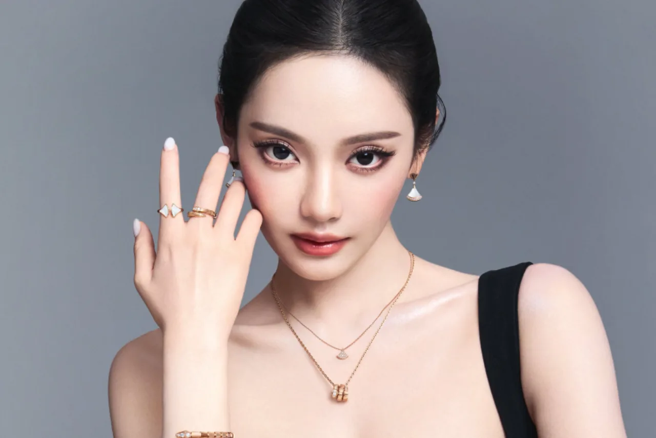 Ningning, da aespa, posa em vestido luxuoso usando colar Serpenti e anel da coleção Divas’ Dream, ao lado do logo Bvlgari