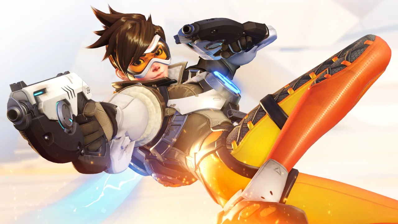 Pessoa alongando os braços na cadeira gamer com uma garrafa de água e uma maçã ao lado do controle de videogame