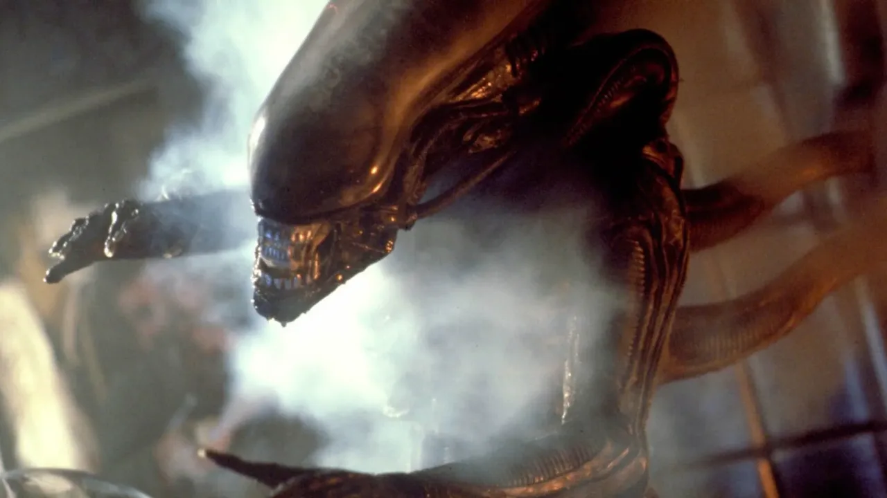 Criança vestindo o traje de Halloween de 1979 da Ben Cooper, com capacete de Xenomorph e corpo preto brilhante