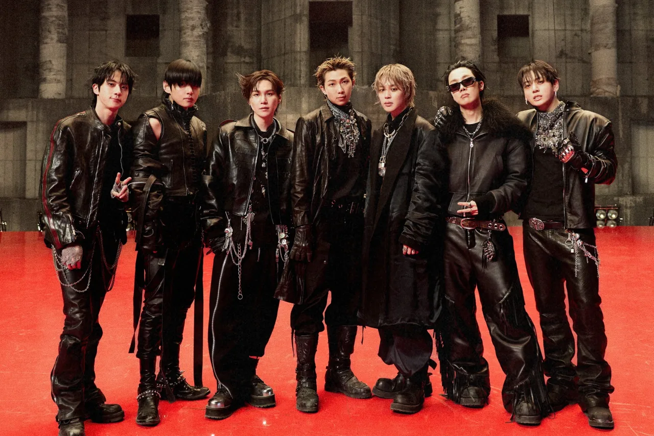 Membros do BTS posam em cenário neon do MV “Hooligan”, com logo da YouTube exibindo 100 milhões de visualizações