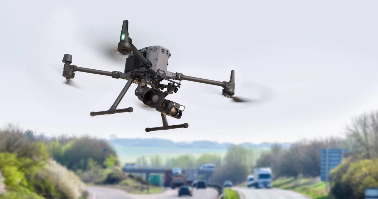 Drone comercial sobre uma balança de peso, com etiqueta de preço elevado e fundo de caixa de ferramentas