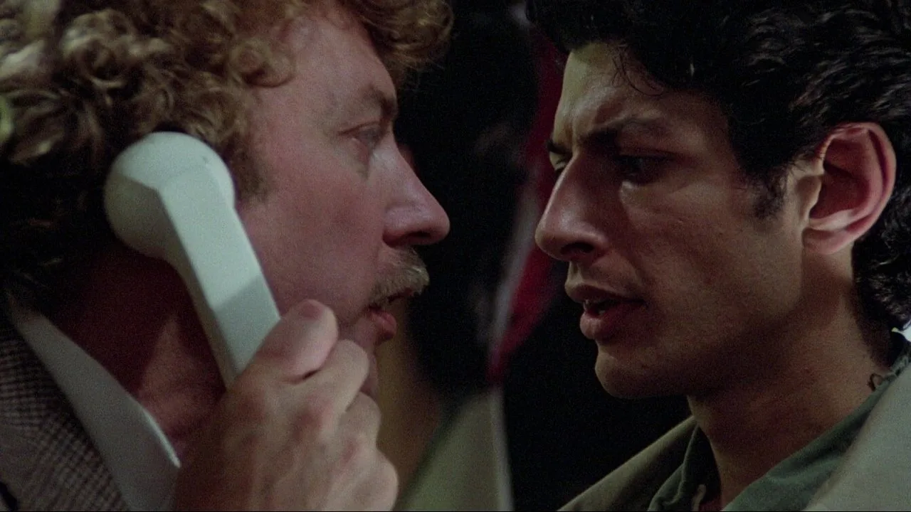 Pessoa correndo na esteira, ao fundo pôsteres de Invasion of the Body Snatchers, Soylent Green e The Andromeda Strain