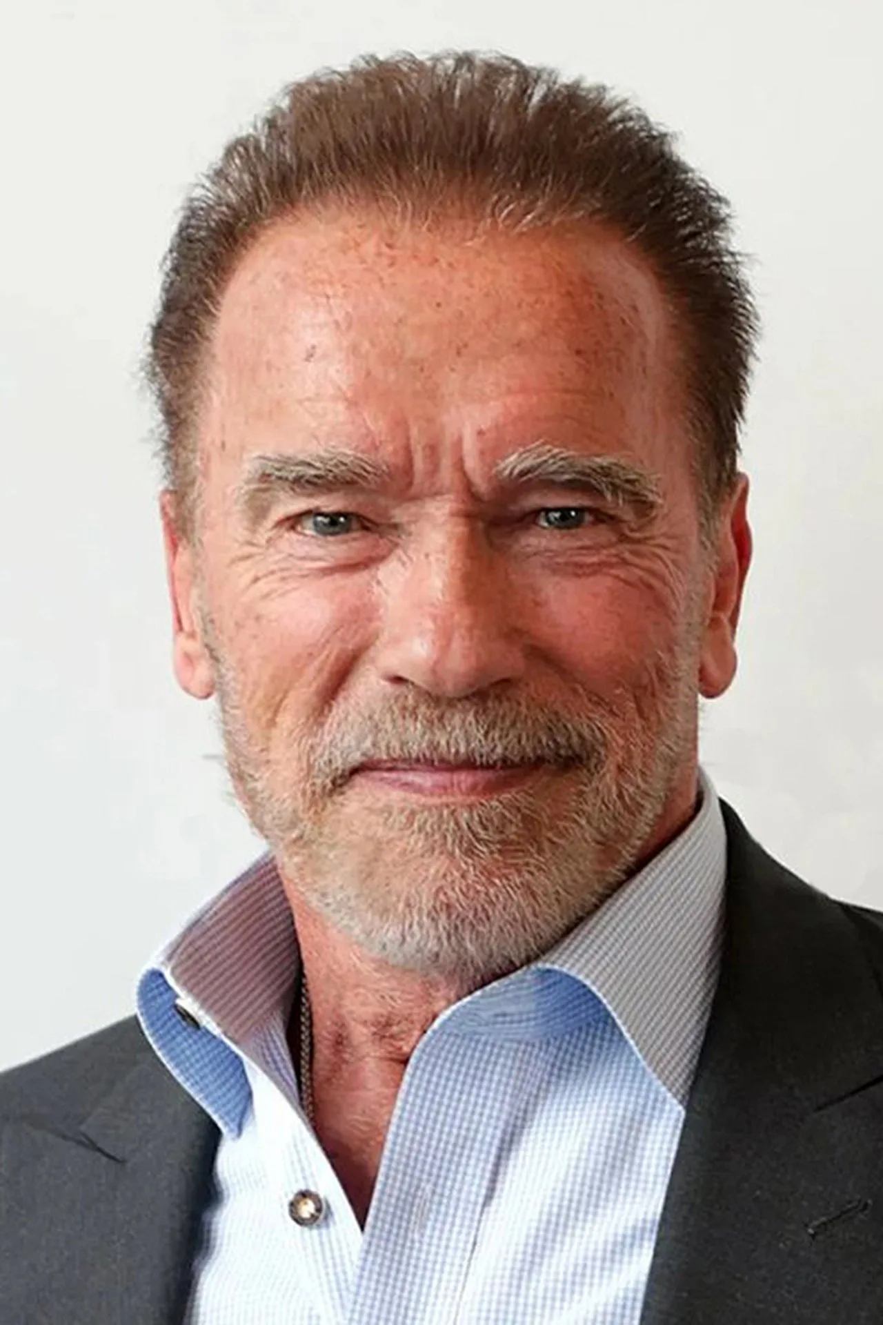 Arnold Schwarzenegger exibe o físico de regata da NASA entre halteres de ferro e um foguete espacial