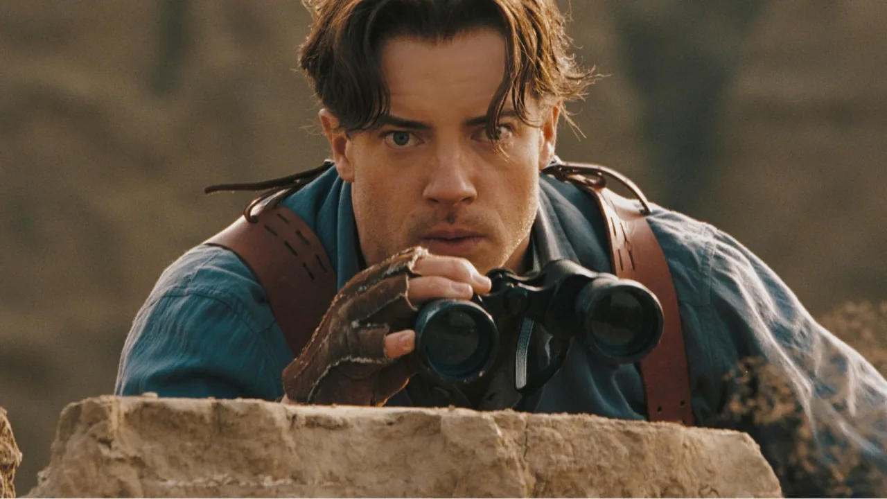 Atleta correndo na esteira enquanto segura um haltere em forma de sarcófago, ao fundo pôster de The Mummy 1999