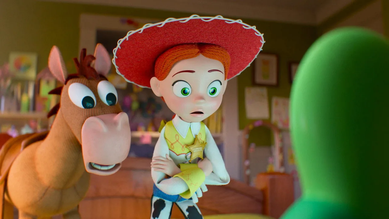 Jovem fazendo agachamento com garrafa d'água ao fundo, tela exibindo Toy Story 5 no cinema