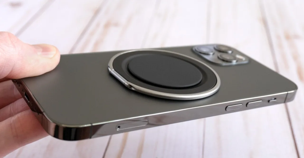 Mão de atleta segurando smartphone com PopSockets Low-Pro enquanto corre