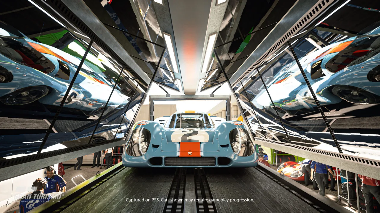Close em volante de corrida premium com fundo desfocado exibindo pista de asfalto sob luz de pôr do sol