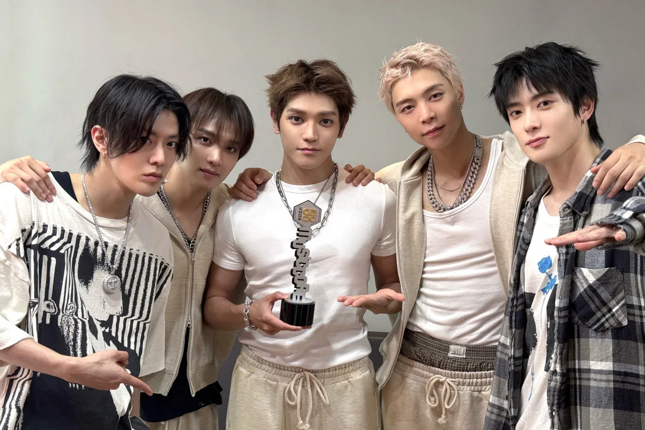 Jovem fazendo agachamento com fones, tela exibindo a pontuação 8.741 do Music Core ao fundo