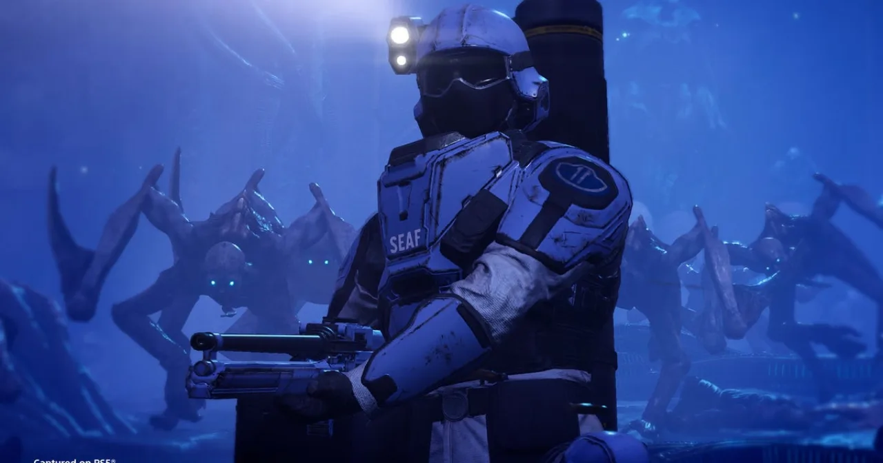 Soldado em armadura de Helldivers 2 fazendo agachamento com barra, enquanto hologramas dos inimigos Illuminate surgem ao fundo