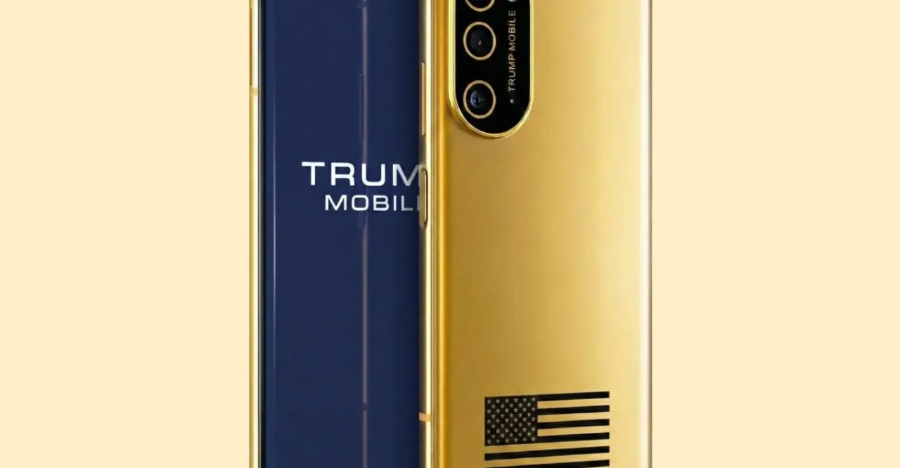 Smartphone Trump Phone T1 aberto ao meio, revelando placa‑mãe ao lado de chave de fenda e etiqueta HTC