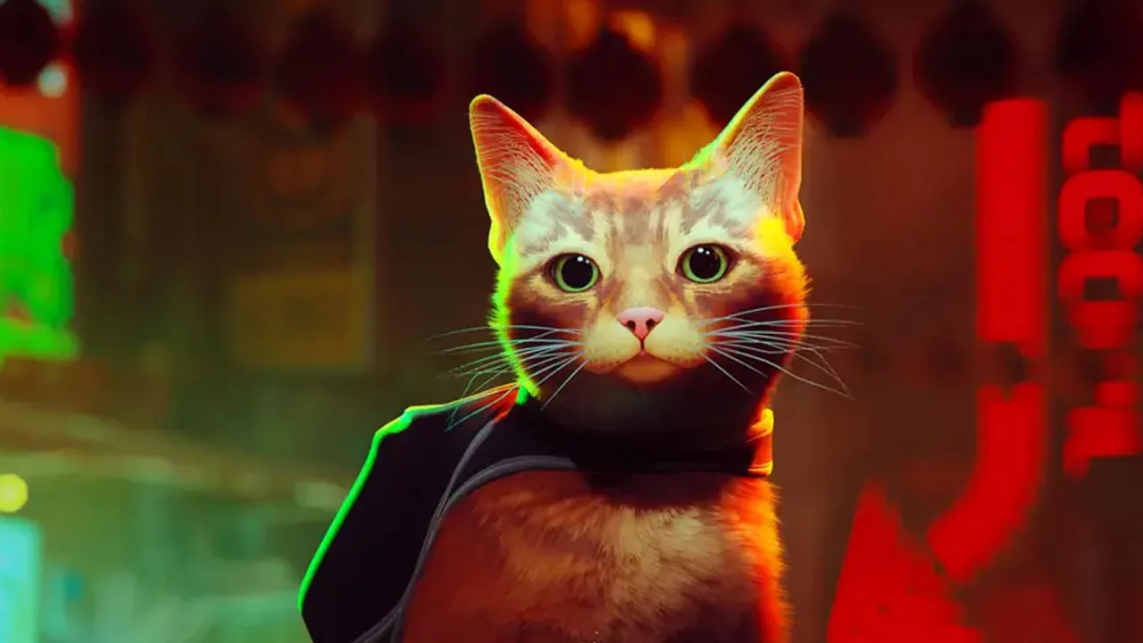 Gato laranja com mochila tecnológica caminhando sobre fios de neon em uma cidade cyberpunk futurista