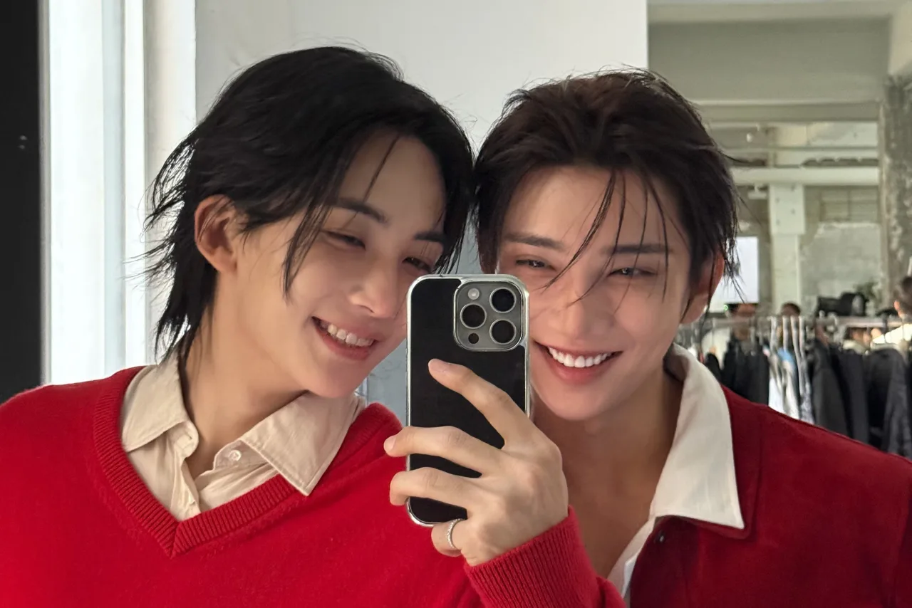 Jeonghan e Joshua posam ao lado, com fundo neon e o logo JxJ ao lado do título DREAMSCAPE