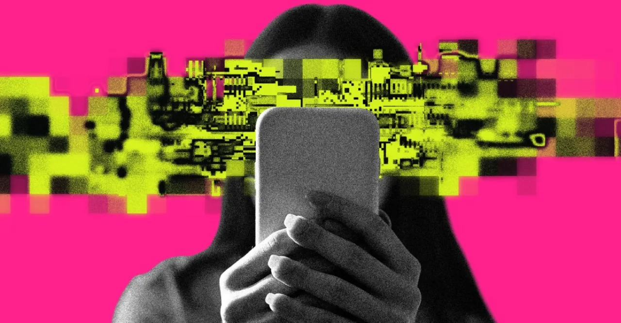 Jovem estressado com smartphone na mão, cercado por livros e lanches saudáveis em uma mesa de estudos organizada