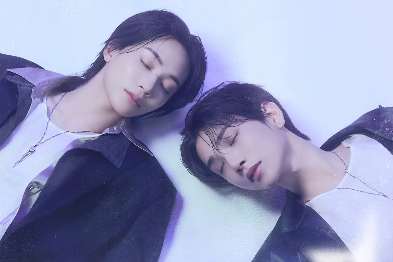 Jeonghan e Joshua posam juntos, vestindo roupas de performance, ao lado do logo colorido “Journey Into DREAMING”