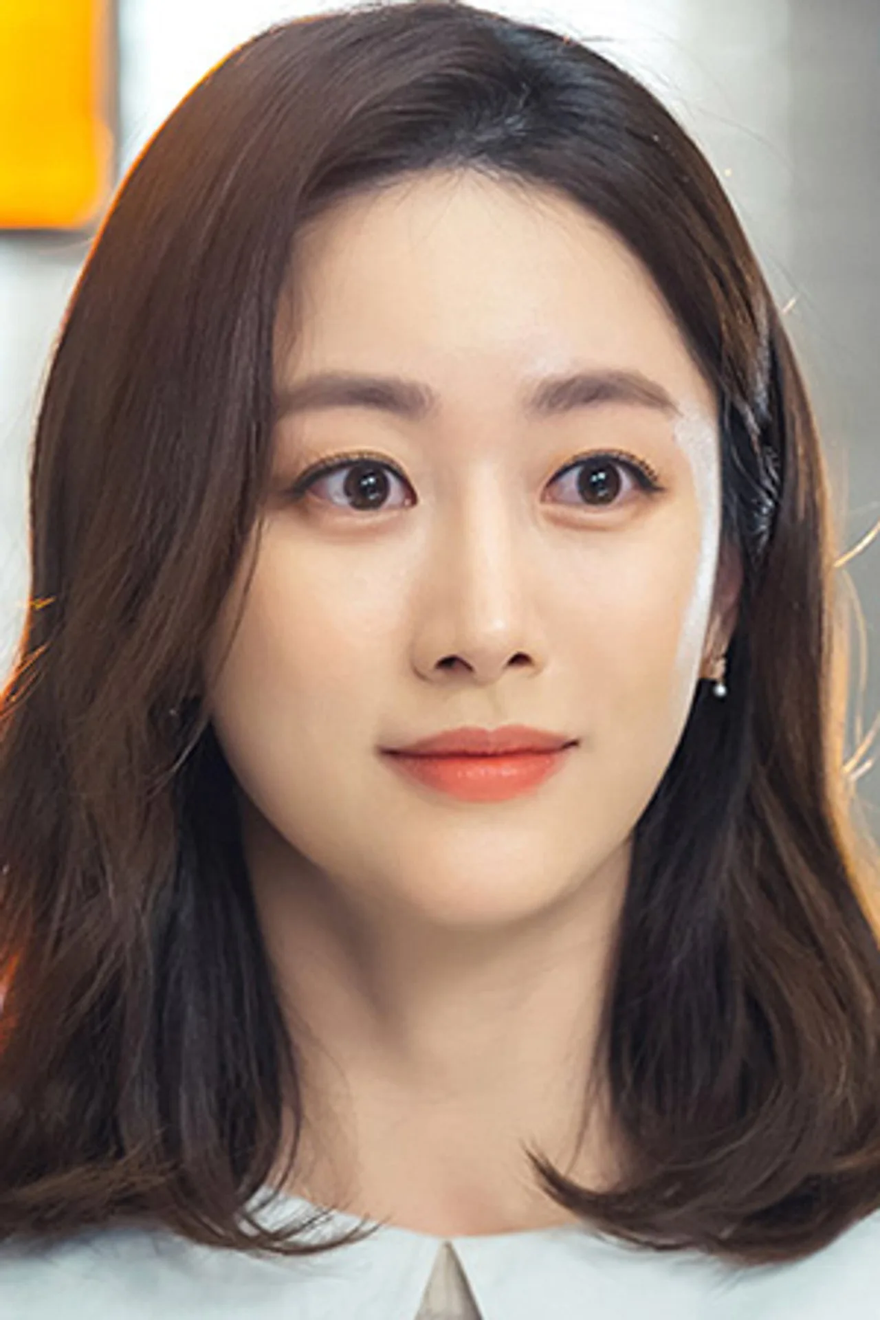 Jeon Hye Bin e Joo Hyun Young em roupas esportivas, segurando halteres ao lado de um cronômetro digital