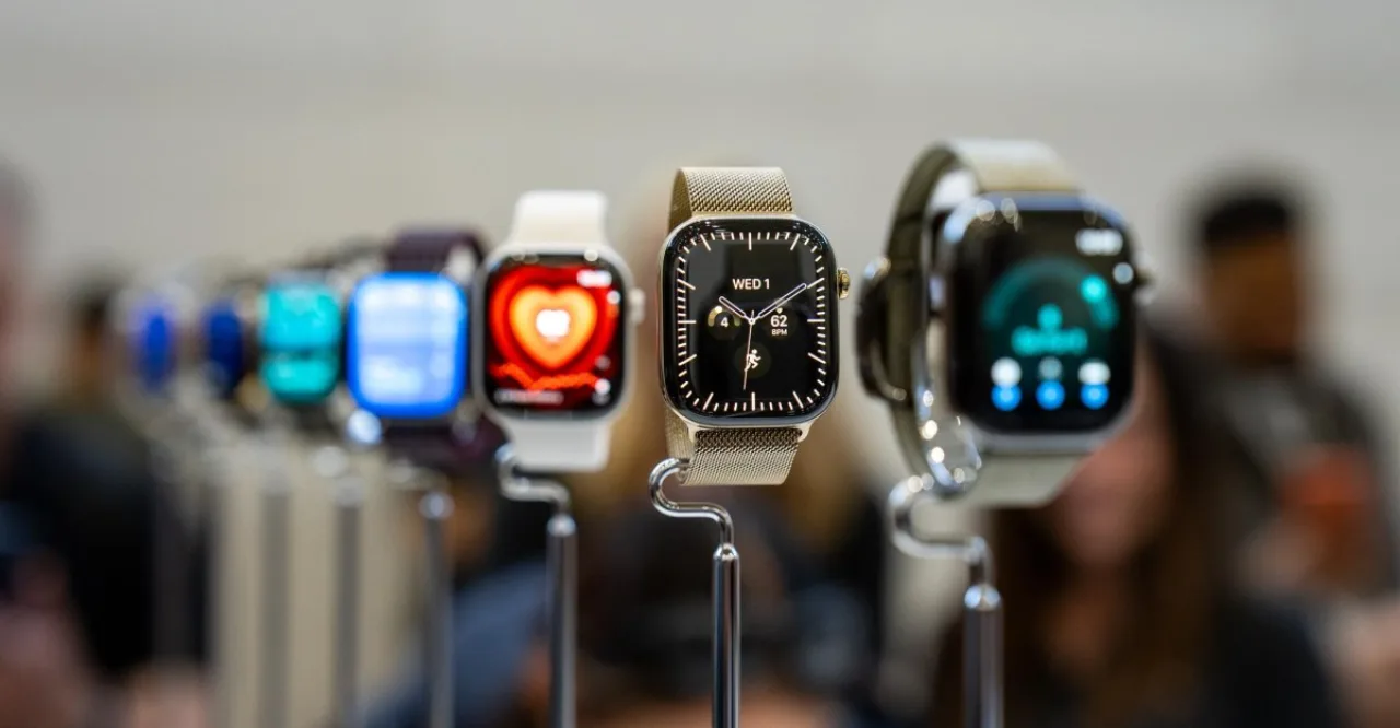 Apple Watch Series 12 em caixa de cerâmica ao lado do Ultra 4 com tela maior e sensor de temperatura