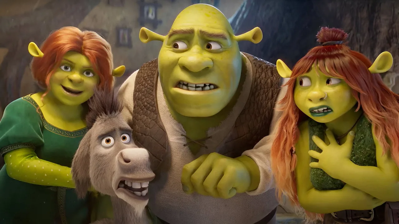 Mulher fazendo agachamento com halteres, vestindo camiseta verde com logo do Shrek