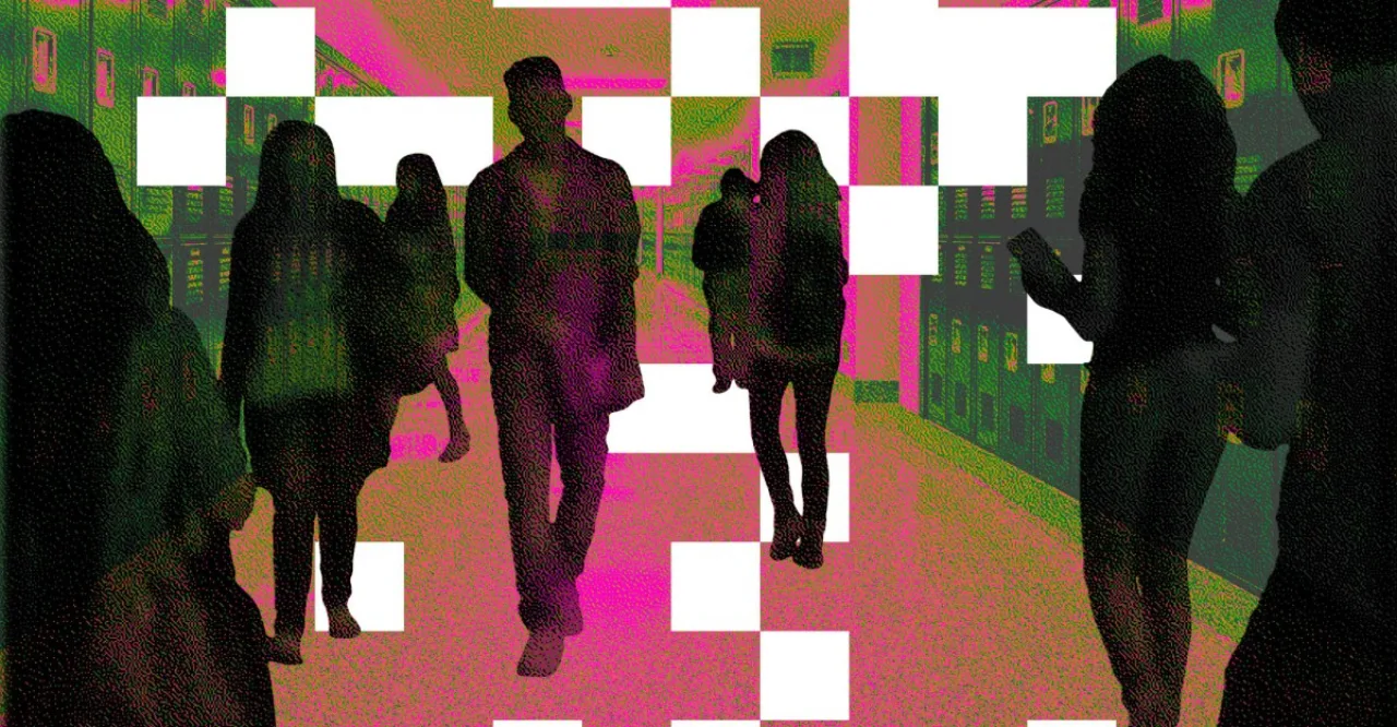 Criança sentada no sofá, segurando um tablet com ícones de redes sociais bloqueados, enquanto os pais observam ao fundo