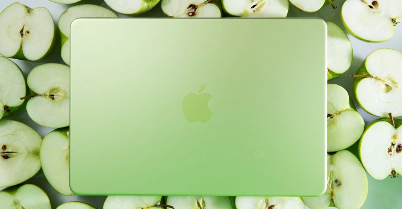 Notebook MacBook Air aberto sobre mesa, ao lado de etiquetas de preço mostrando aumento de US$ 200