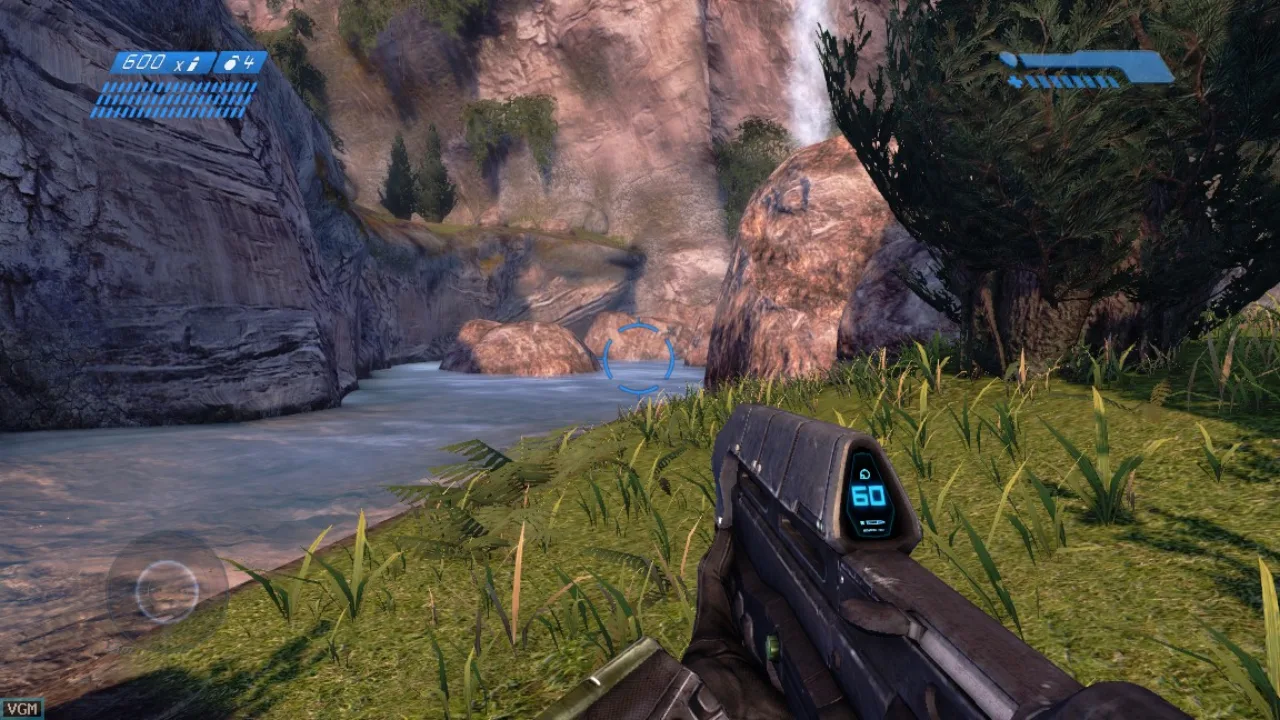 Jogador em sofá fazendo flexão, controle de PS5 na mão, camiseta de Halo e garrafa d’água ao lado