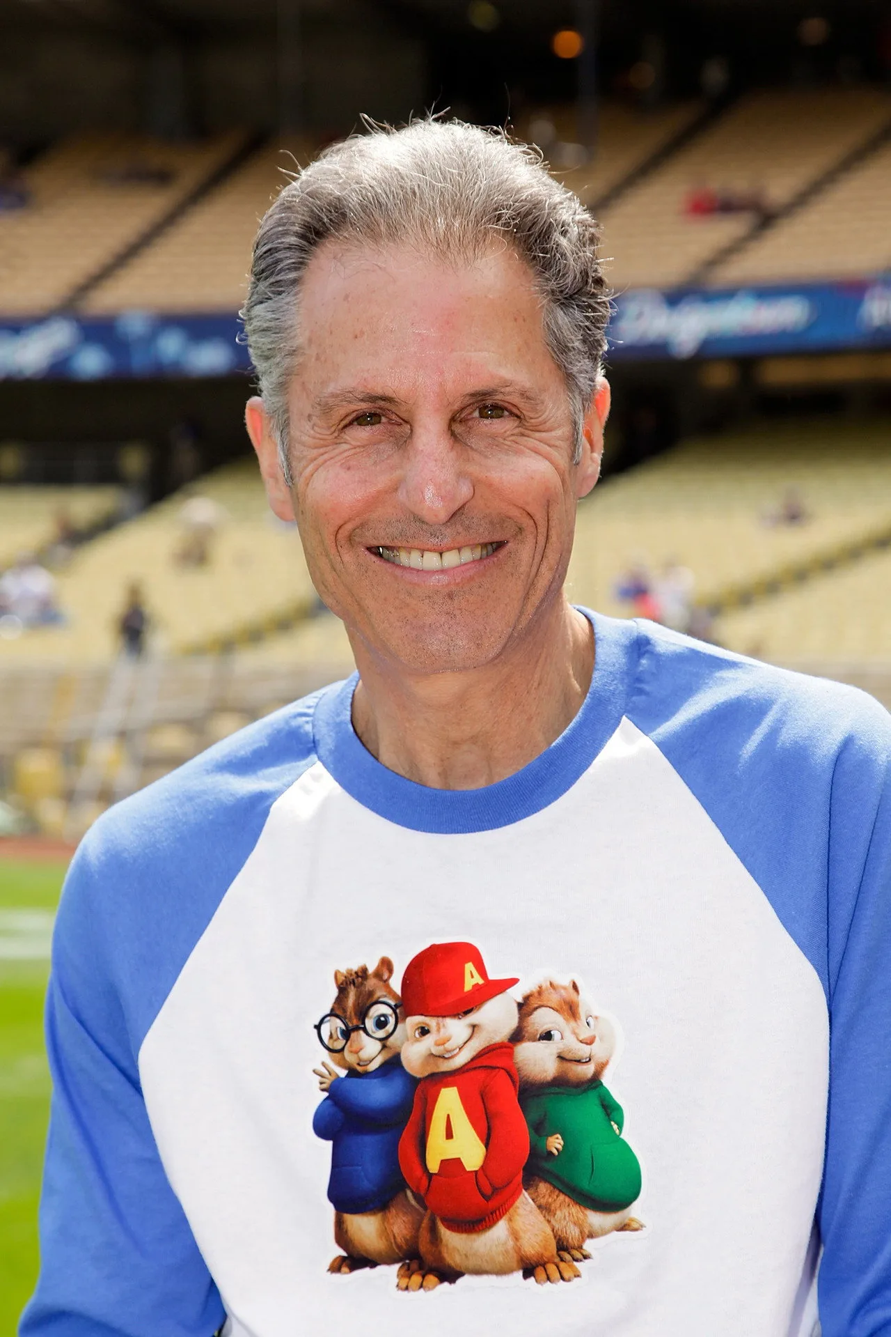 Alvin, estilo cartoon, segurando halteres coloridos enquanto corre em uma esteira de ginásio