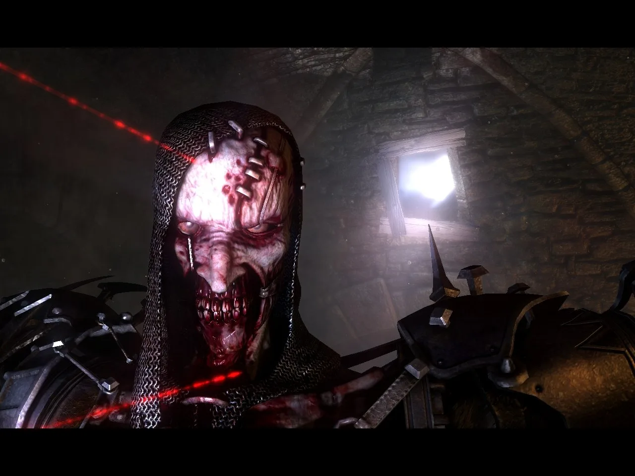 Gamer alongando ombros com faixa elástica diante de monitor exibindo Pinhead