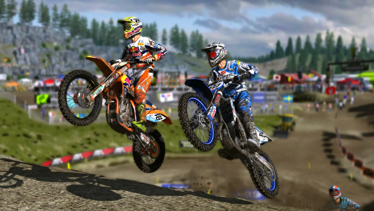Piloto de motocross em traje de treino, segurando capacete ao lado de um kettlebell e garrafa de água