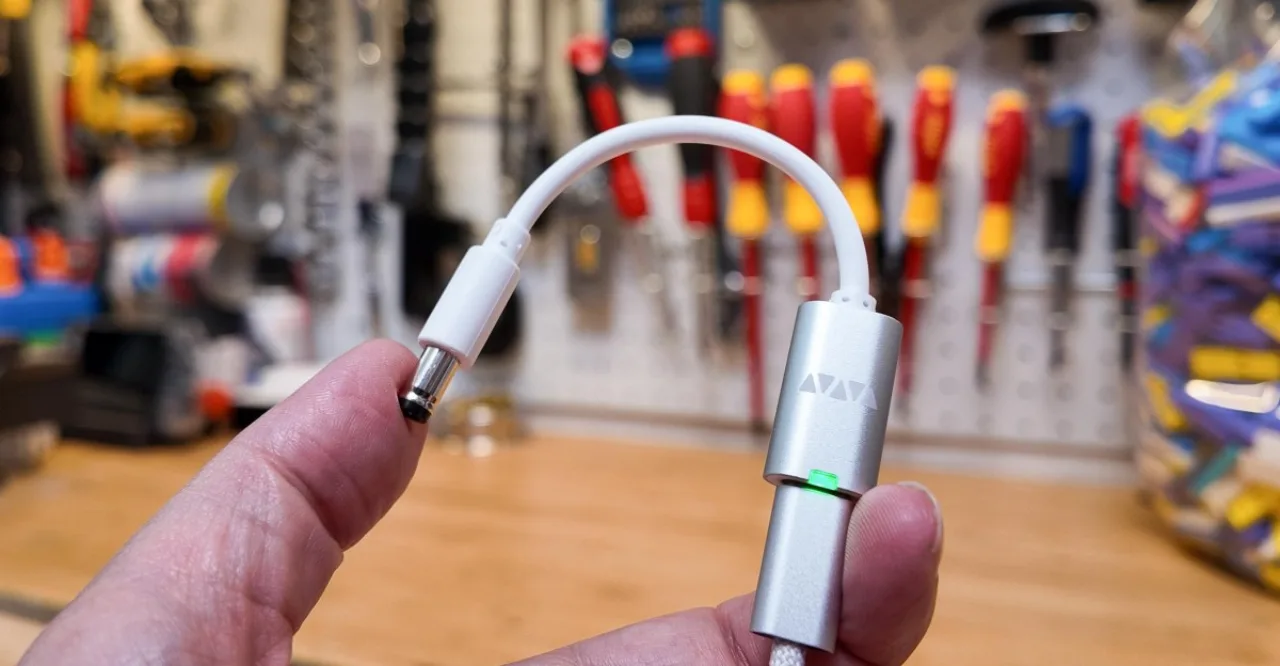 Jovem fazendo agachamento segurando garrafa de água e smartwatch conectado a cabo USB‑C