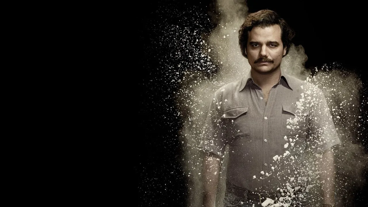 Jovem correndo na esteira, com tablet na mão exibindo a logo de Narcos da Netflix