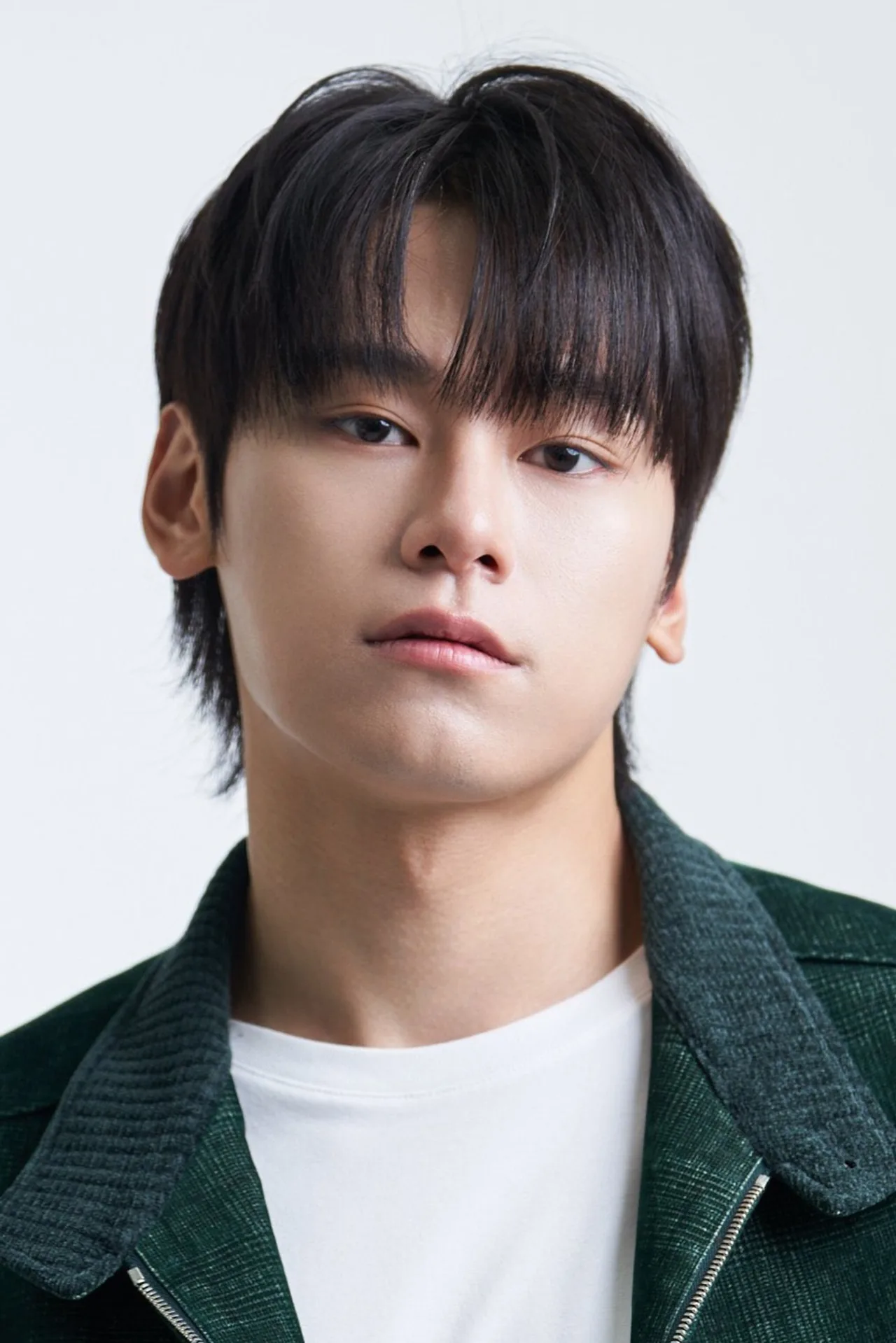 Nam Da Reum e Lee Chan em jantar leve: salada de quinoa, espinafre, frango grelhado, garrafas de água e smoothie de proteína