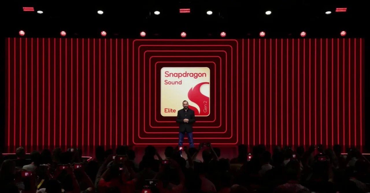 Logotipo da Qualcomm ao lado de earbuds sem fio e óculos de áudio, com ícone de Wi‑Fi 6E e diagrama do chip Snapdragon