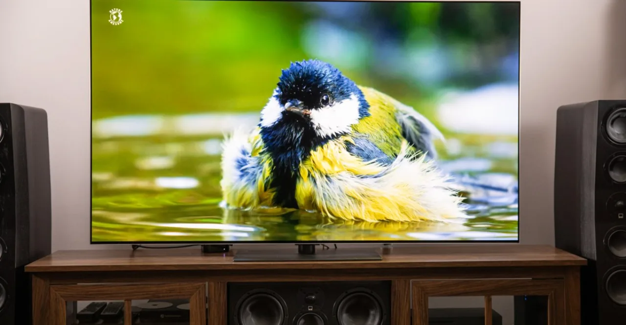 TV LG com logotipo iluminado ao lado de ícone de microfone e código binário sugerindo gravação oculta
