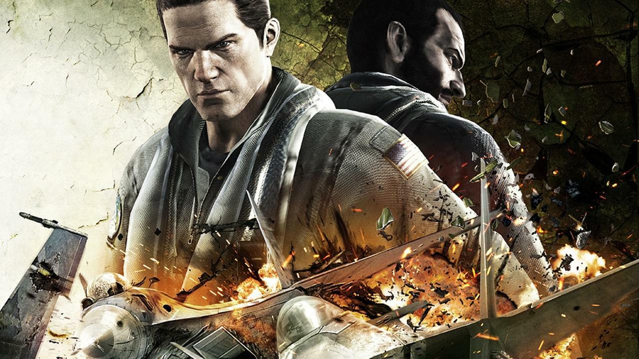 Um jovem sentado no sofá, jogando Ace Combat 8, enquanto faz flexões com apoio de um controle e garrafa d'água ao lado