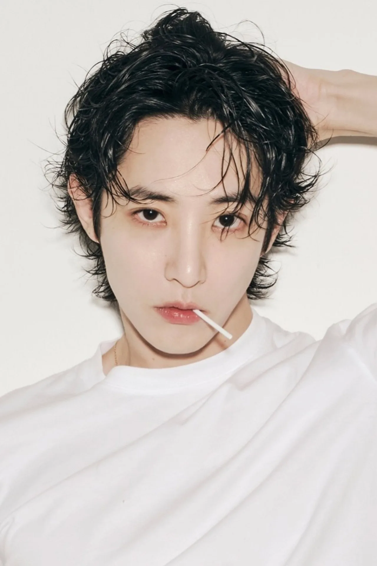 Atores Lee Jong Won e Shin Seung Ho treinam espada e musculação funcional, exibindo físicos definidos sob hanboks modernos