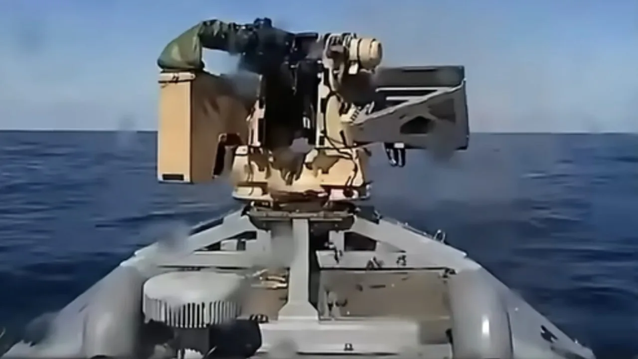 Drone ucraniano dispara contra USV russo em chamas no Mar Negro
