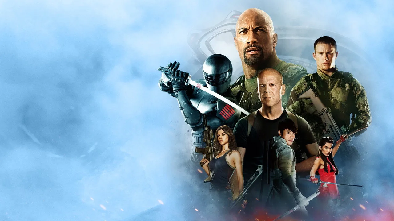 Um atleta em pose de flexão, vestindo camiseta preta com o logo de G.I. Joe, segurando um haltere vermelho ao lado de um cronômetro digital