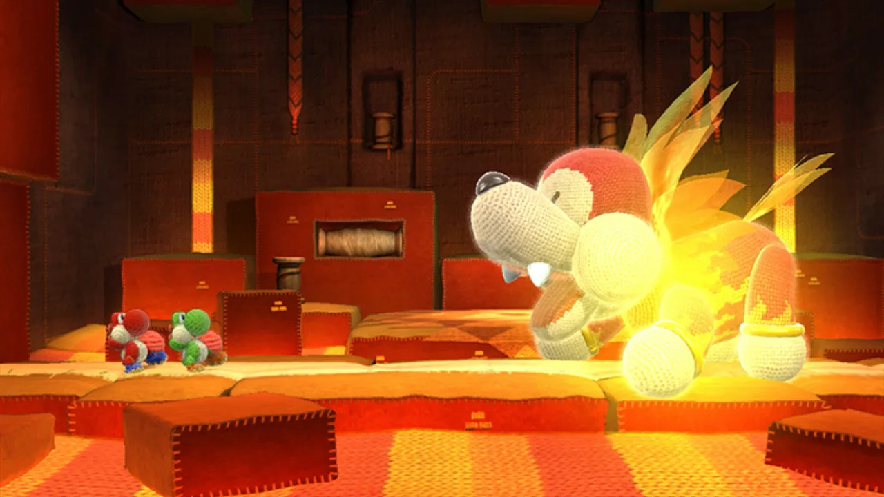 Jovem sentado no sofá, segurando o Nintendo Switch, com Yoshi na tela e garrafa de água ao lado