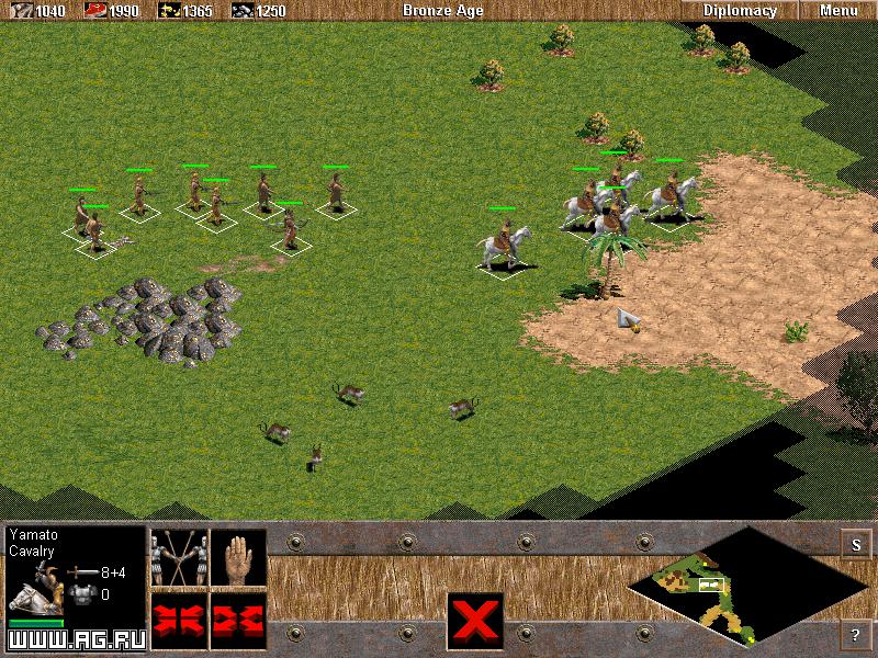 Jogador concentrado em um monitor de alta resolução exibindo batalhas estratégicas de Age of Empires: Mobile no PC